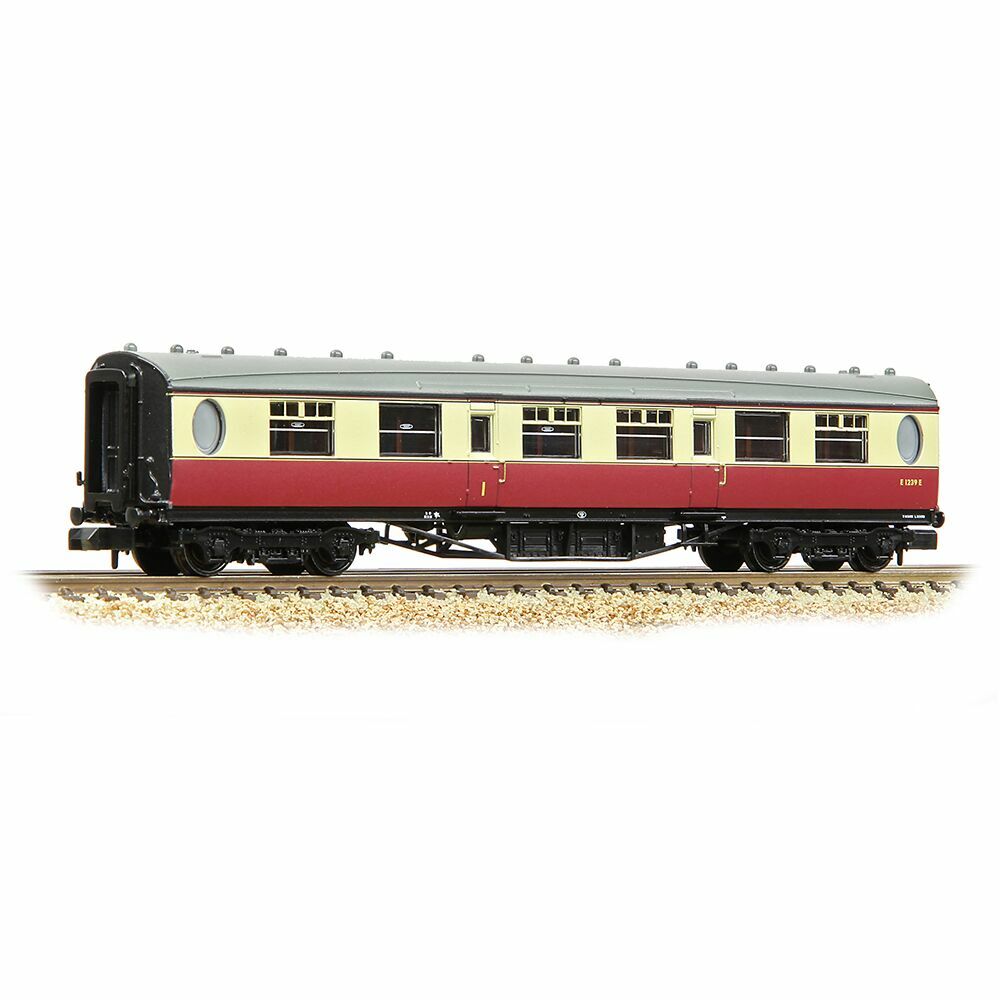 376-226B Graham Farish LNER Thompson Composite Corridor