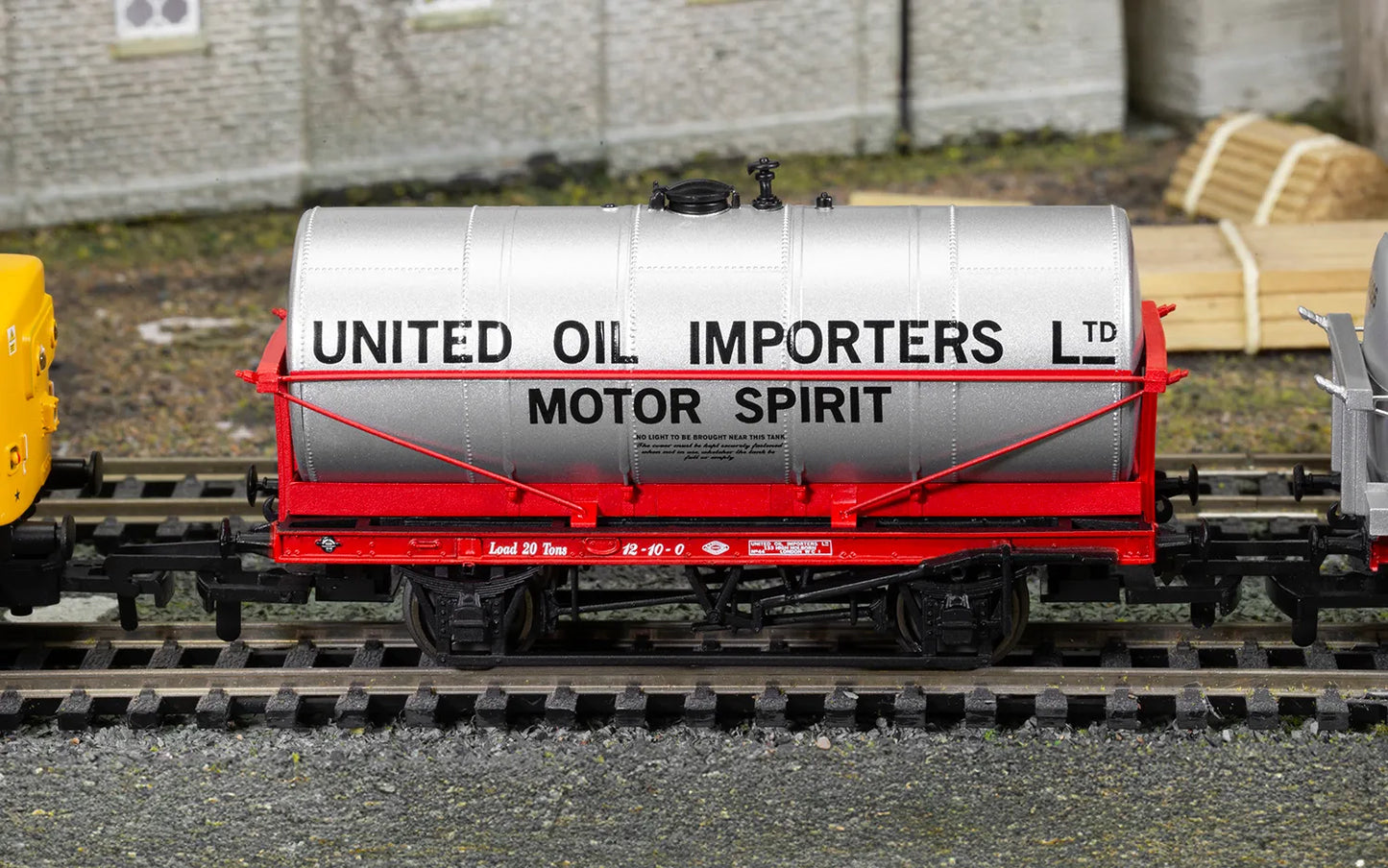 Hornby R60293 United Oil Importers - 20t Tanker Wagon