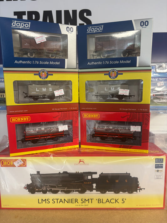 Hornby R30274 LMS - Stanier 5MT Black 5' - 5047 Freight Bundle